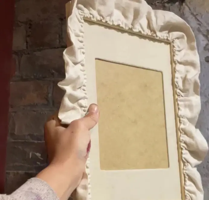 picture frame with tan ruffled border
