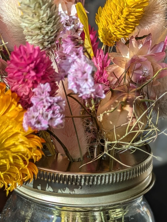 detail of flowers in daisy lid