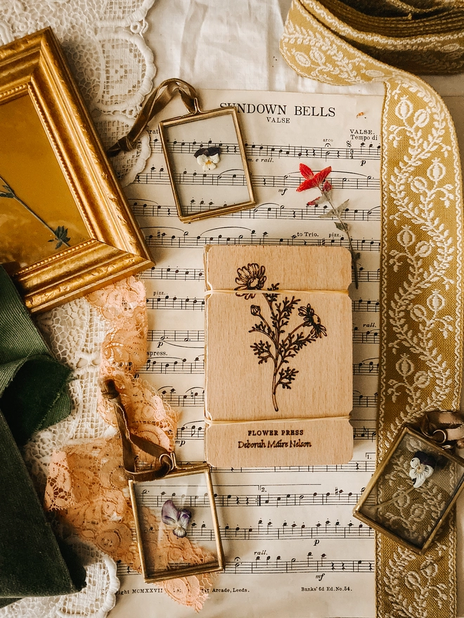 Chamomile Design, Handmade Pocket Flower Press – Velvet Gift Edition 