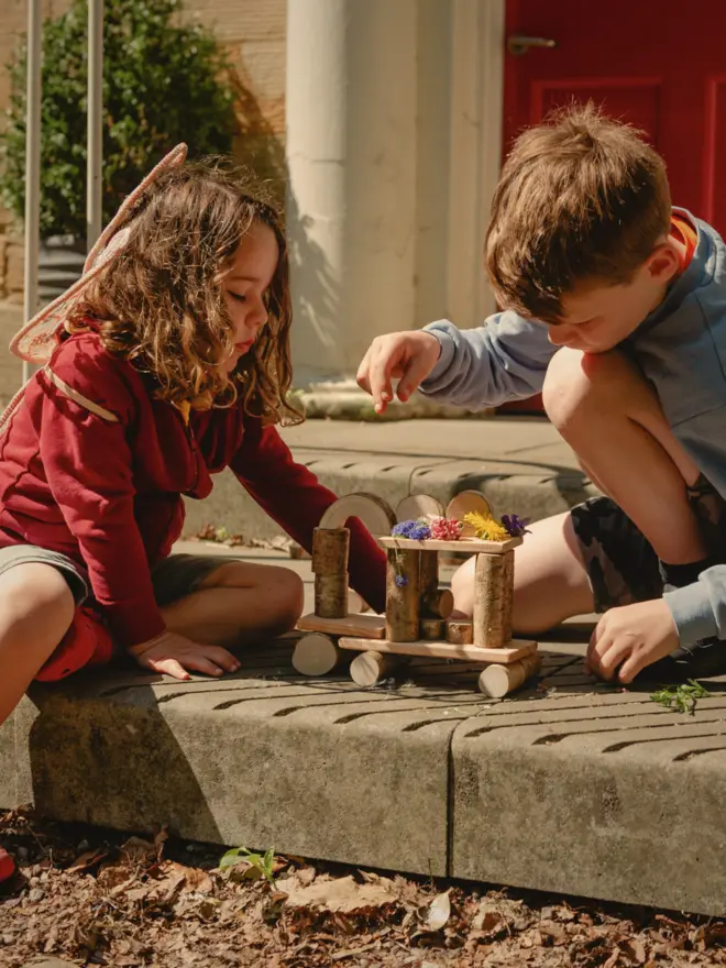 Children playing with the Nature Blocks Kit