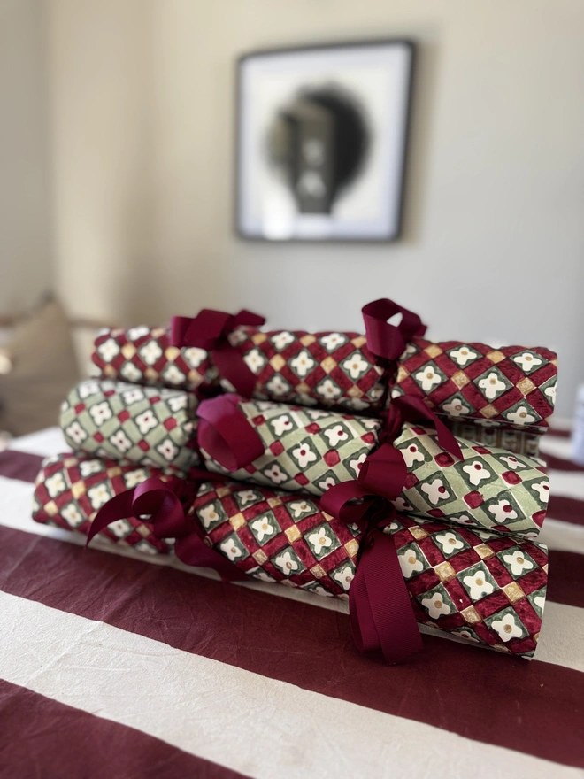 Mixed festive Christmas crackers, fillable 