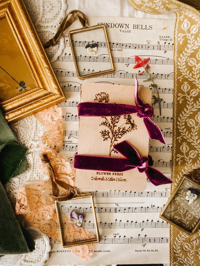 Chamomile Design, Handmade Pocket Flower Press – Velvet Gift Edition 