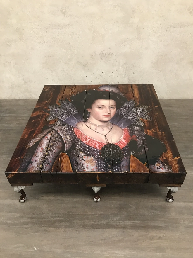 grand coffee table in walnut with image of a queen on top of wood surface