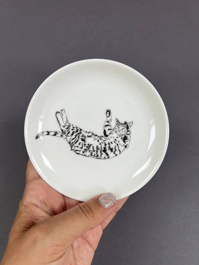 Close up of the stretching cat on the round trinket tray