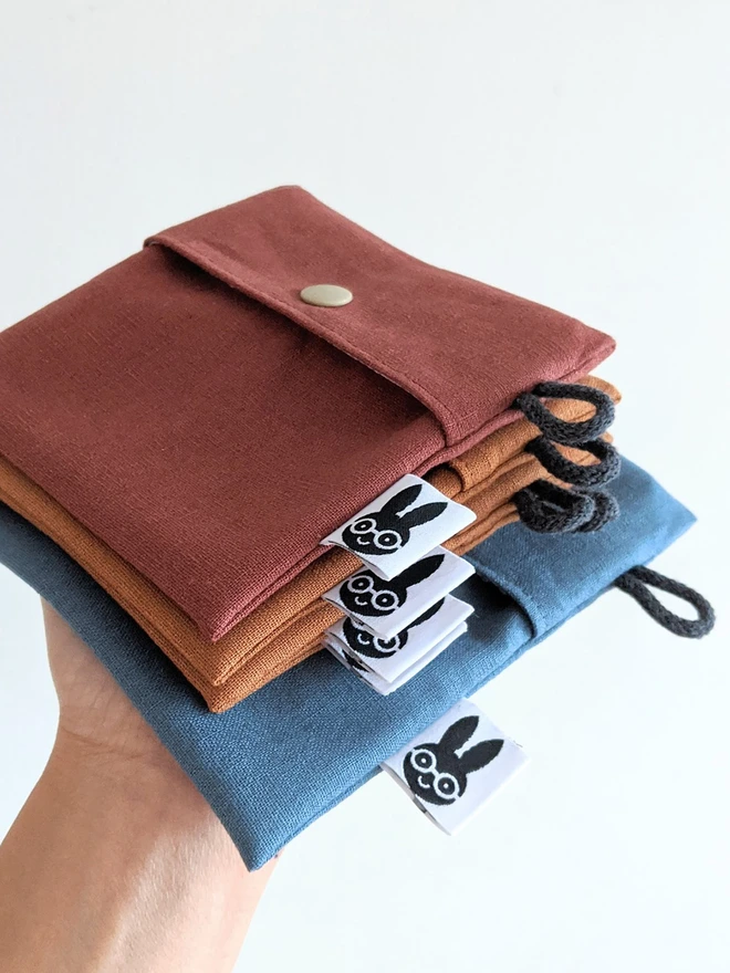 reusable linen snack pouch. five snack pouches in different sizes and colours.
