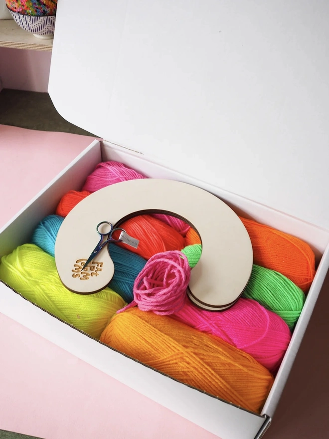 Bright Giant Pom Pom Kit