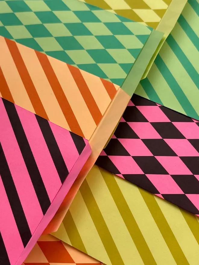paper party favour bags (pack of 24). party bags with diamond patterns in four different colours.
