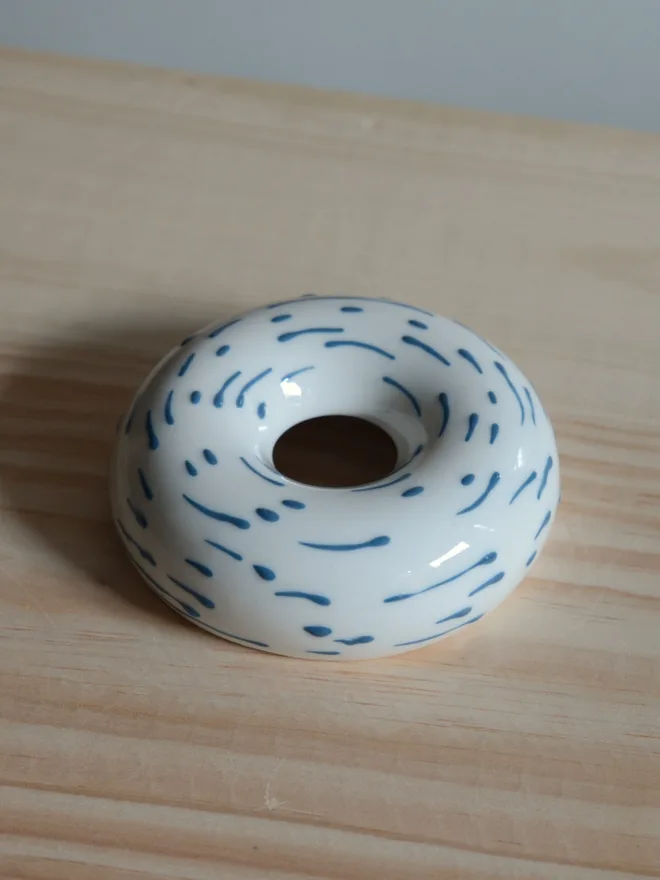 Avocado Planter White & Blue
Handmade porcelain avocado planter with carved blue pattern, designed to hold an avocado seed for sprouting