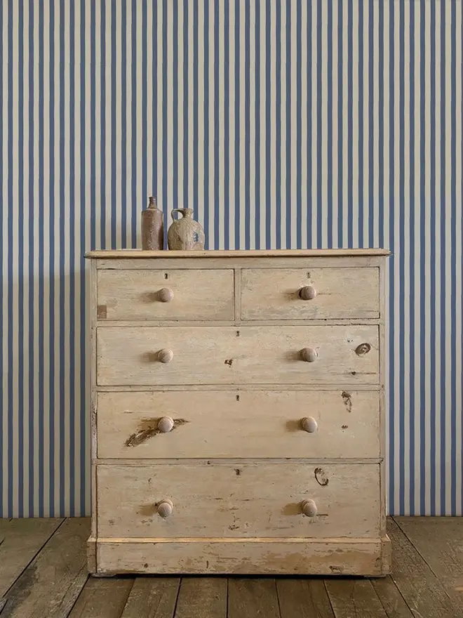 circus stripe painted wallpaper. blue and white striped wallpaper on a wall.