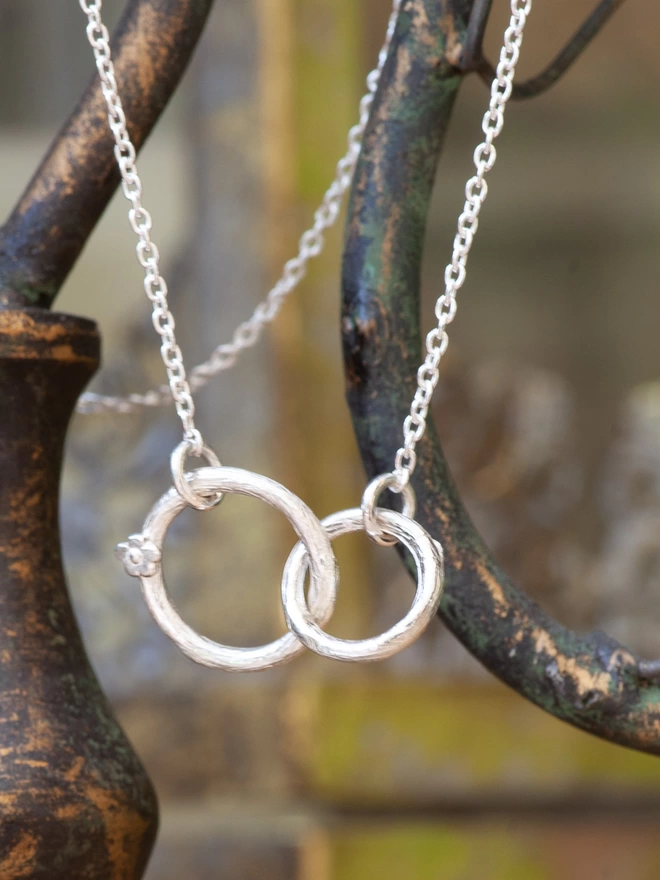 silver interlocking circles necklace 