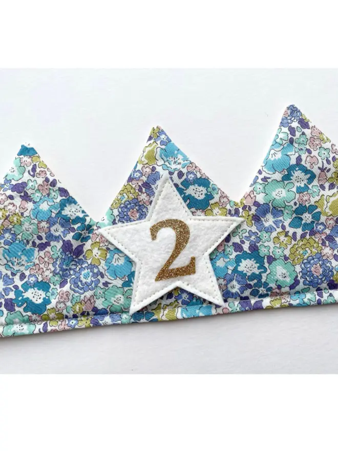 Fabric crown with removable numbers
