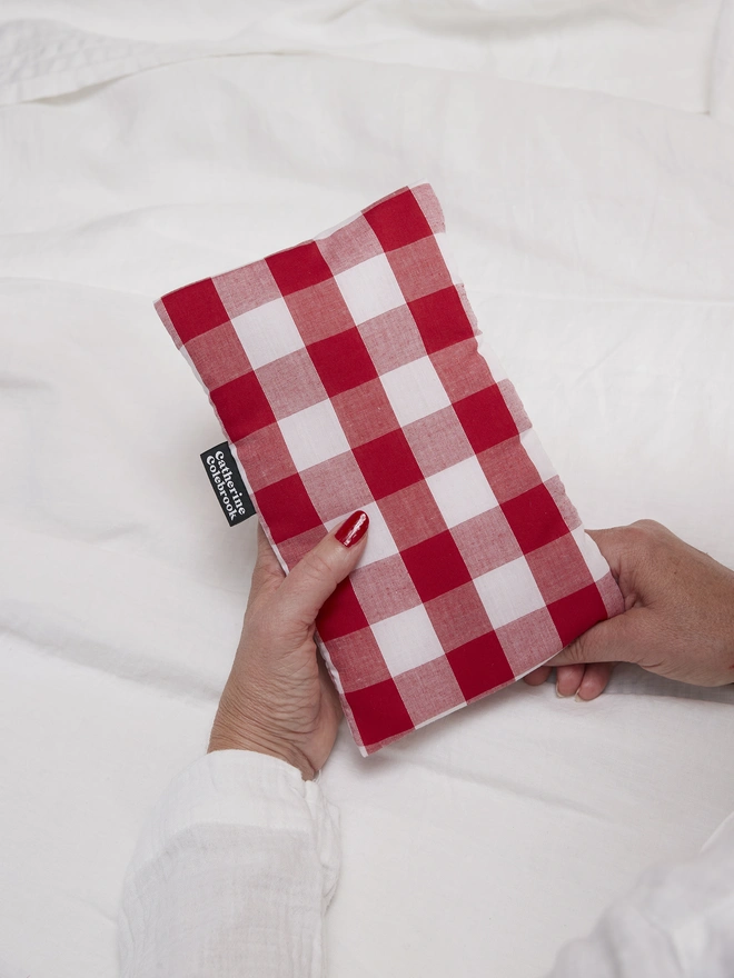 CATHERINE COLEBROOK PERSONALISED GINGHAM CUTE HOT WATER BOTTLE - RED PLAIN
