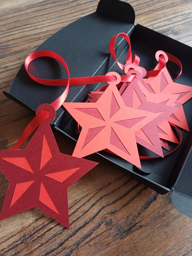 Red Star Garland in Black Card Gift Box