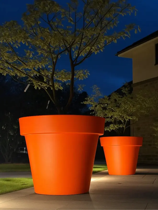 The orange Biggie delivers warmth and personality through its large sculptural form and substantial 421-litre volume. Perfect for modern landscapes, hospitality venues and statement entrances, it adds instant visual energy. Made from durable, lightweight material, it’s weather-resistant, low-maintenance and built for year-round use.

