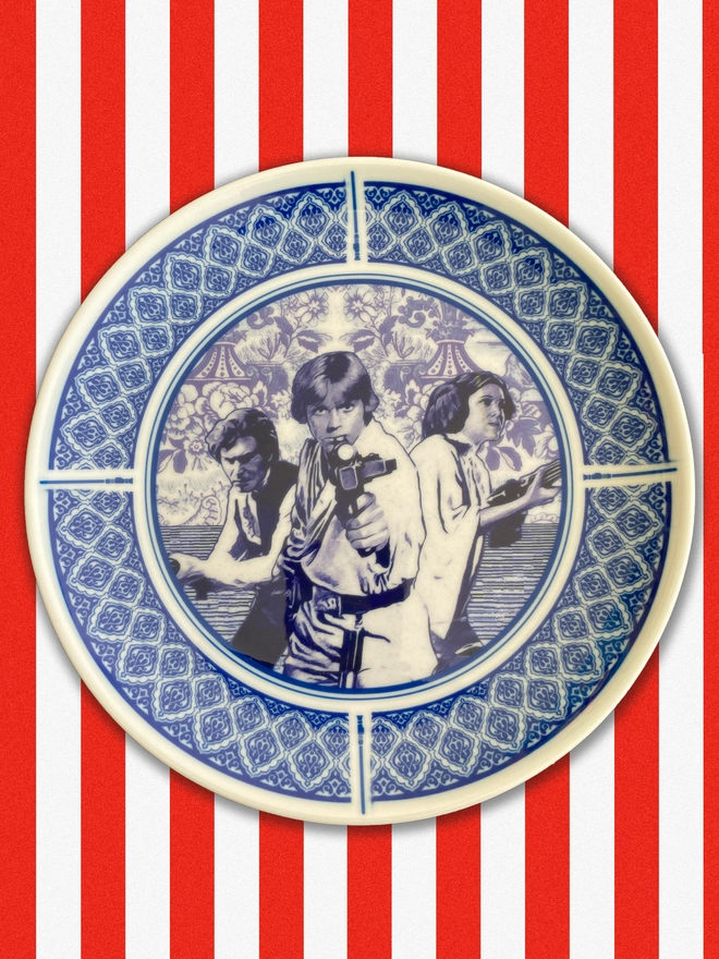 Luke Skywalker, Princess Leia and Han Solo depicted in a Delft style blue and white plate.