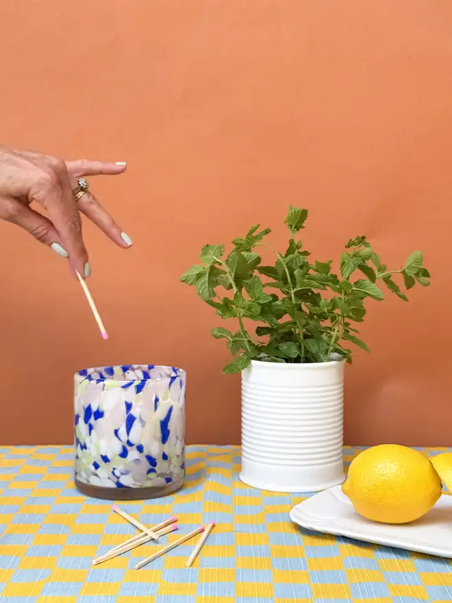 Deodorising candle with lemon, mint, basil and orange