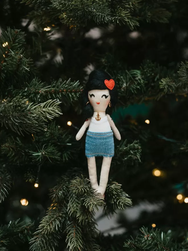 Amy Winehouse in a Christmas tree.