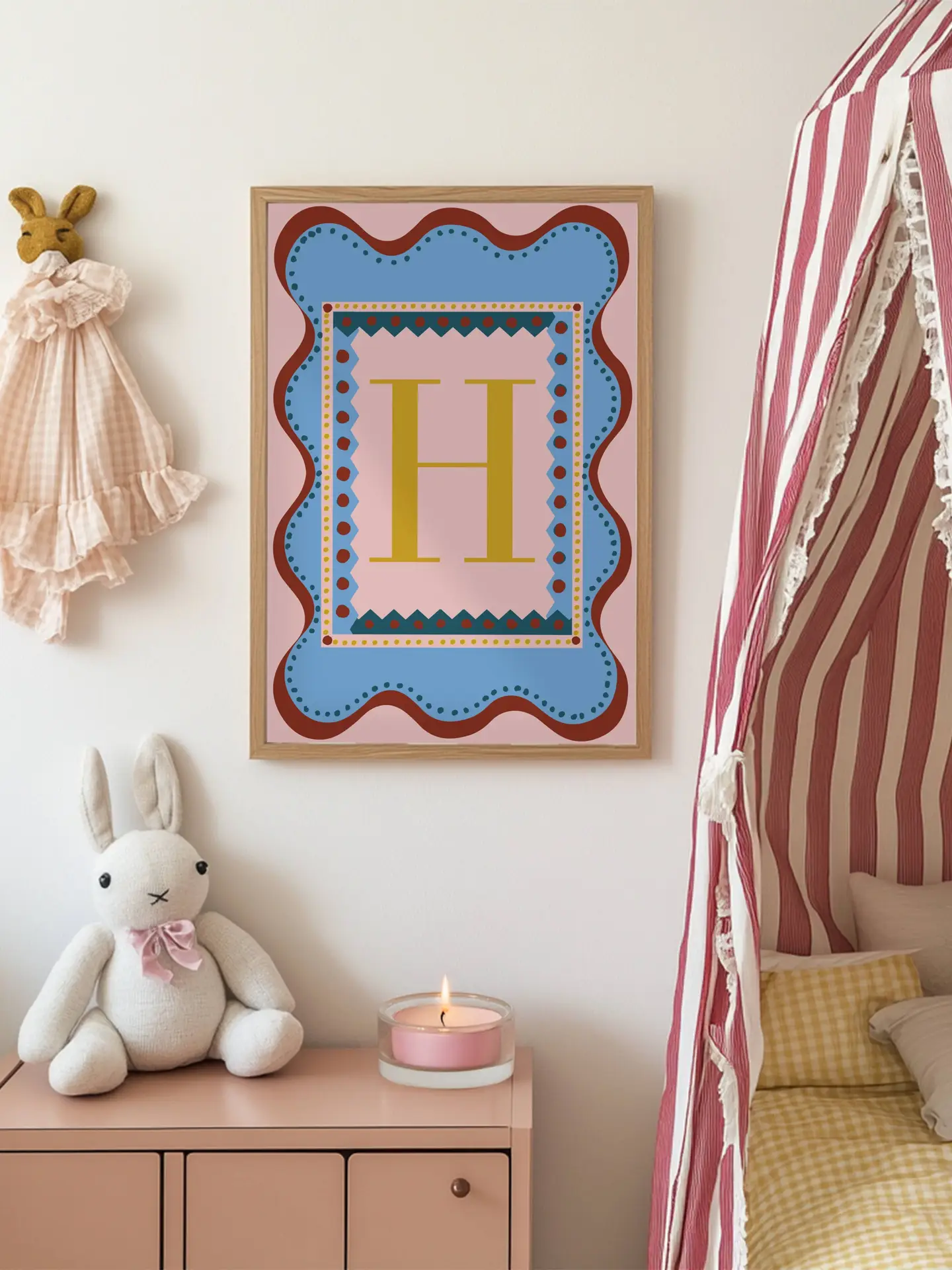 Wavy alphabet print inital print in a pink girls bedroom