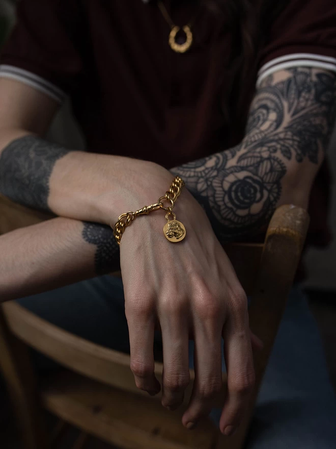 Lioness bracelet on double curb chain gold