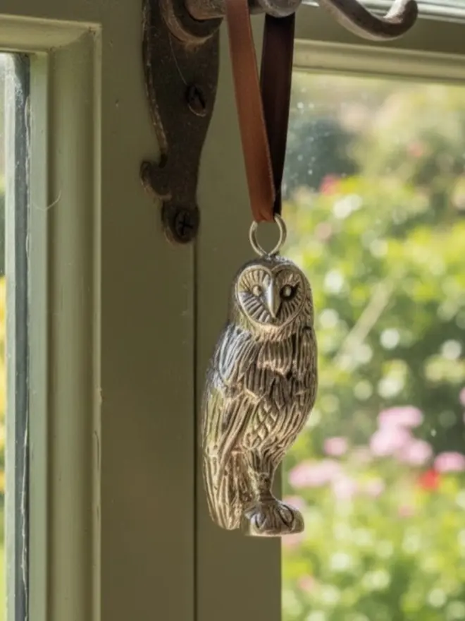 owl metal hanging decoration on window hook