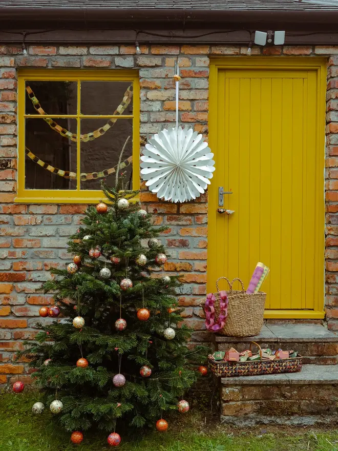 curved white star paper hanging decoration