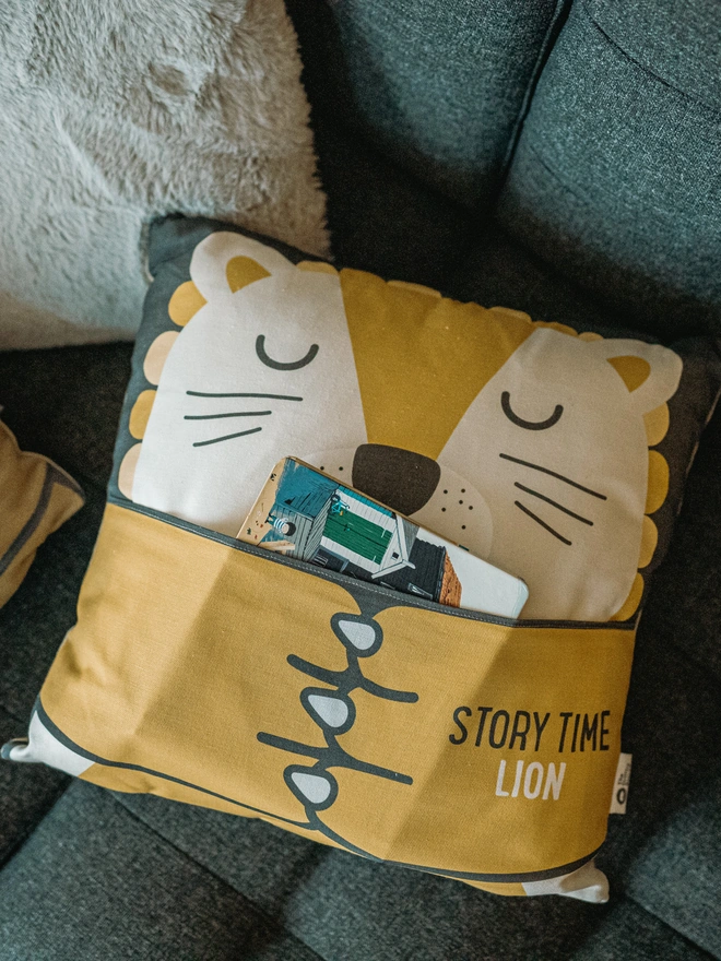 Hug and Fable Lion Pocket Story Cushion