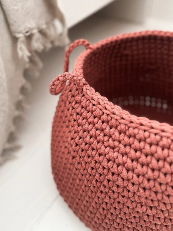 Zuri House. L terracotta basket.