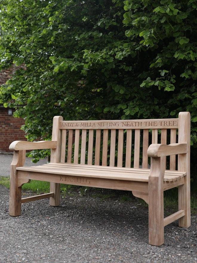 K.I.S.S.I.N.G. bench