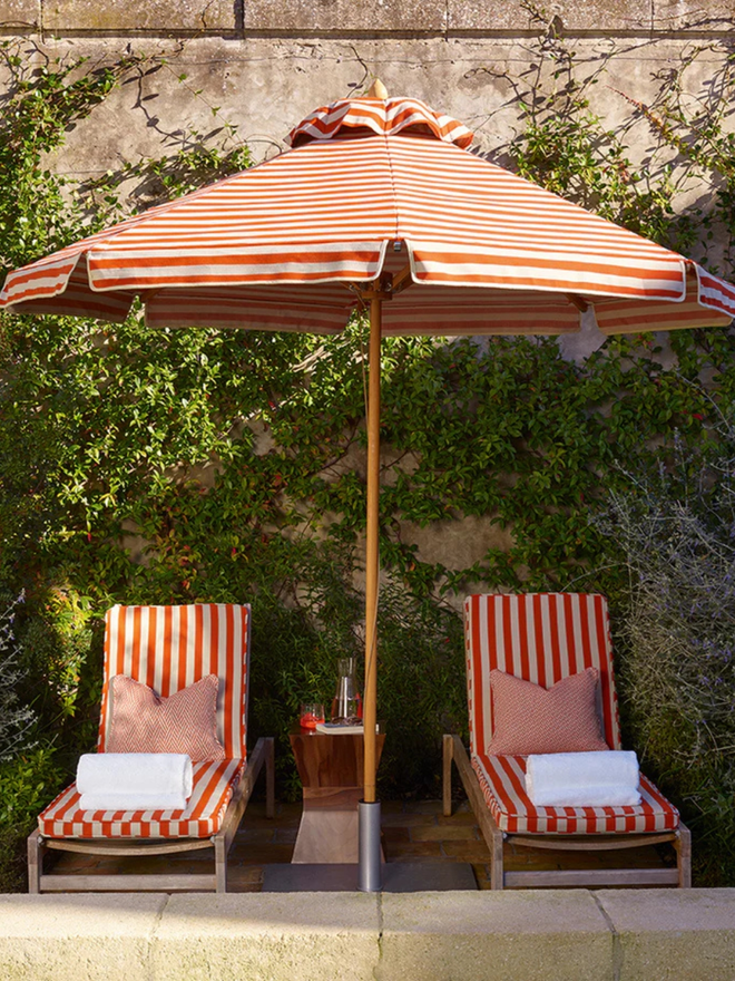 Striped Parasol. Parasol in paprika.