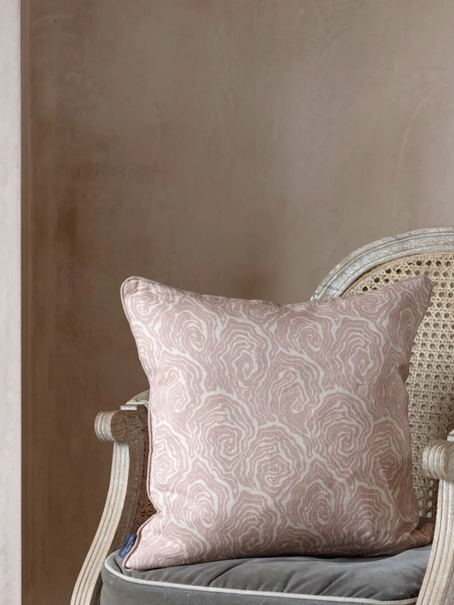 Oysters Venus Pink Cushion