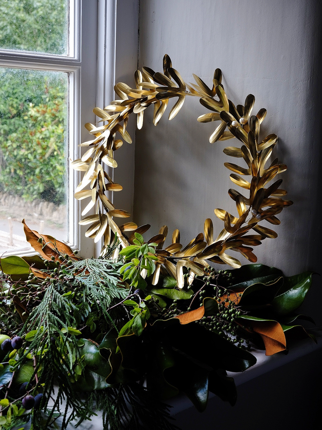 Brass Mistletoe Pearl Christmas Wreath
