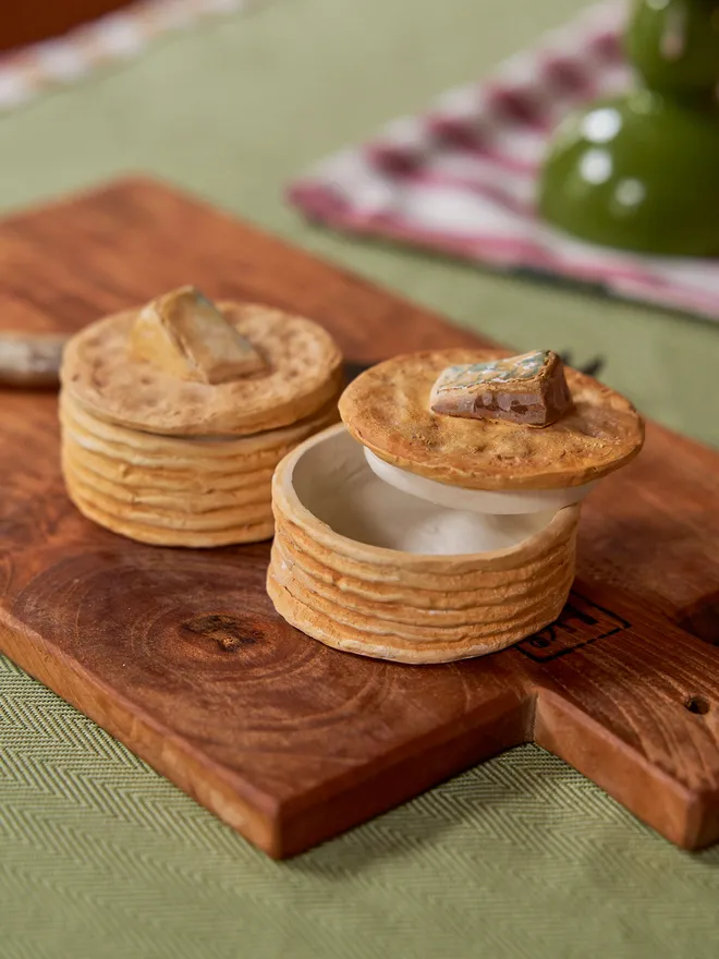 Ceramic cheese biscuit box