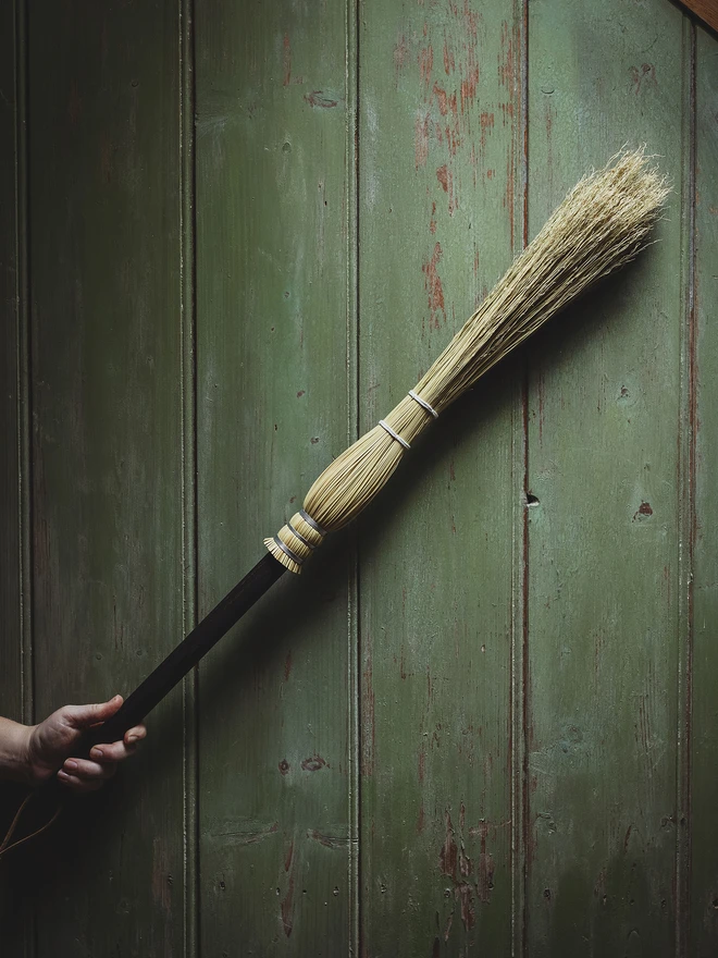 Cobweb broom - black