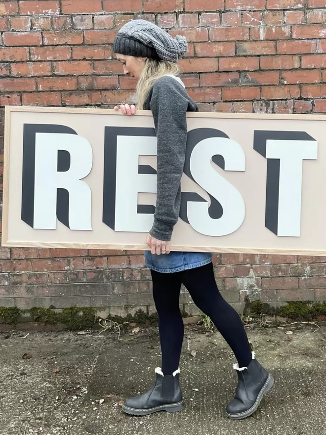 Rest sign carried by a woman