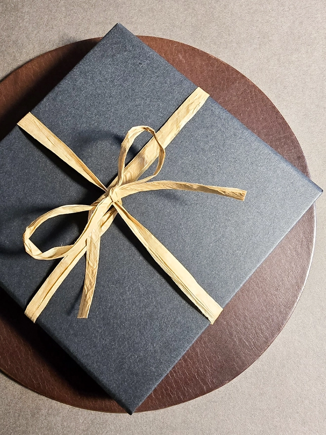 natthakur black recyclable gift box