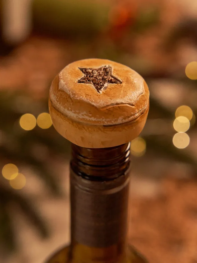 Mince pie ceramic bottle stopper