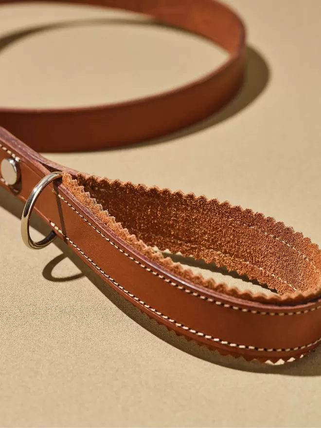 Brown leather Windsoredge dog lead with brown English suede handle padding.
