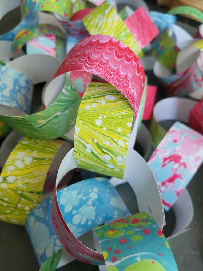 Marbled paper chains