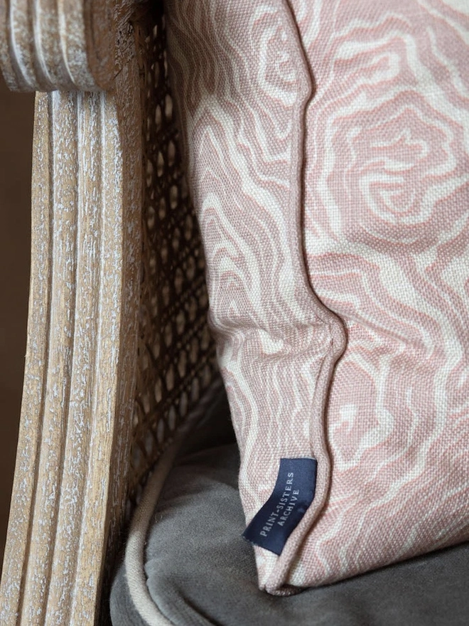 Oysters Venus Pink Cushion