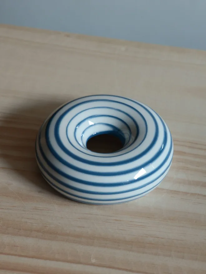 Avocado Planter White & Blue
Handmade porcelain avocado planter with carved blue pattern, designed to hold an avocado seed for sprouting
