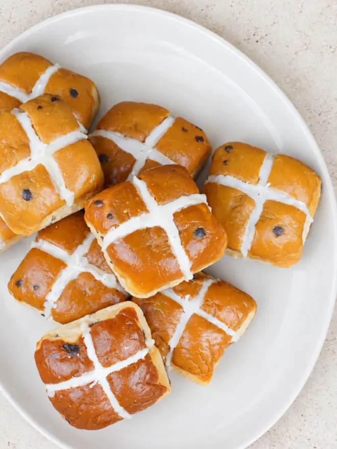 hot cross bun candle group shot