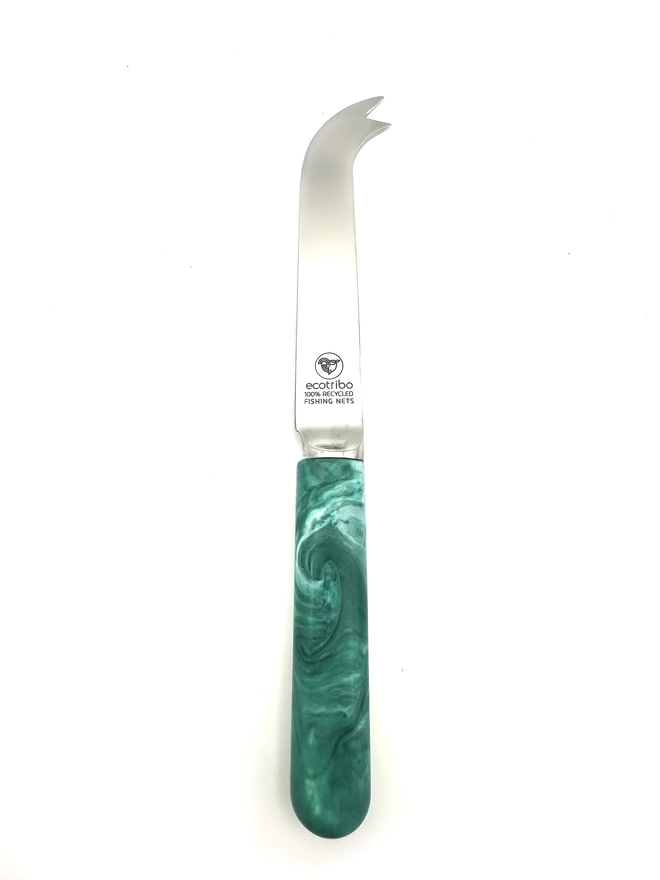 British-made recycled ocean plastic cheese knife with a smooth ergonomic handle and distinctive recycled pattern.