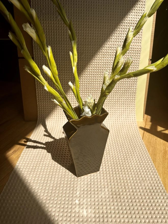 Noriko wavy top vase