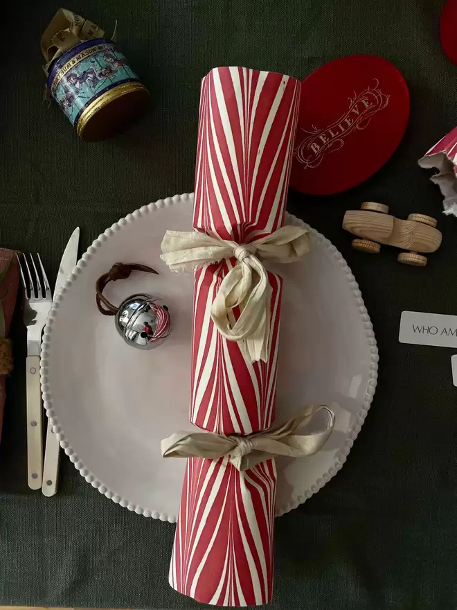 Red marbled Christmas crackers 