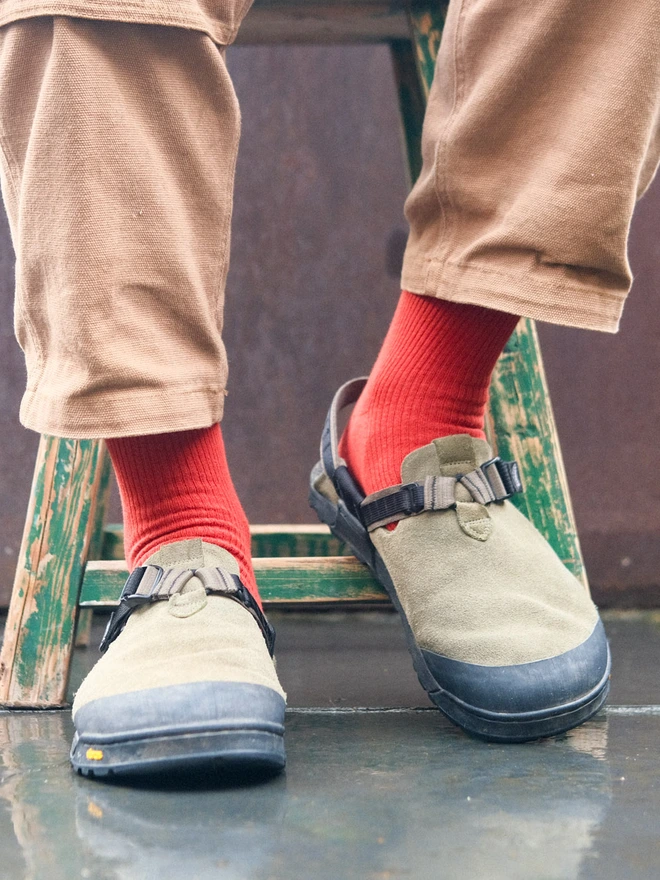 Red organic fine rib socks 