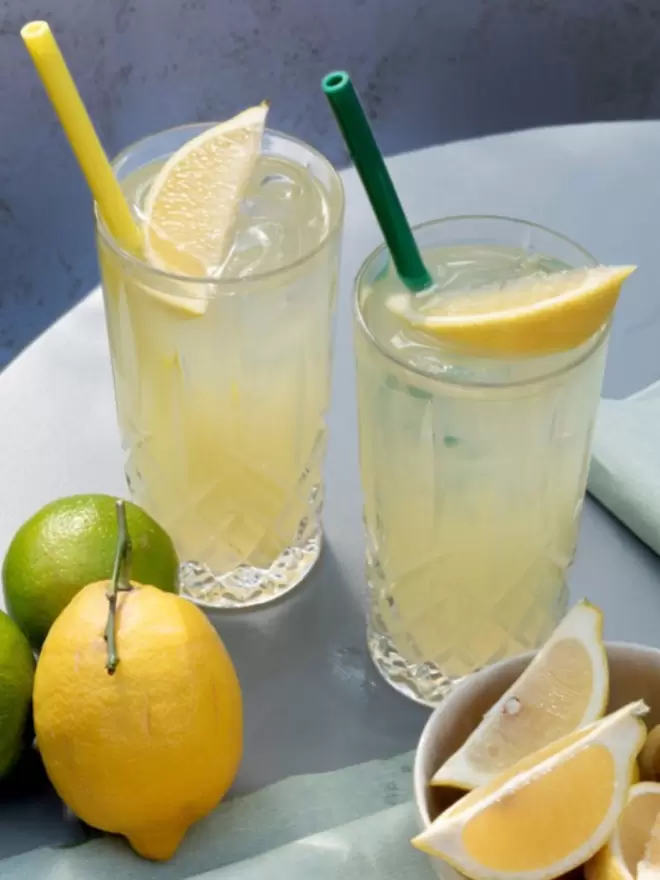 Silicone straws in lemon drinks