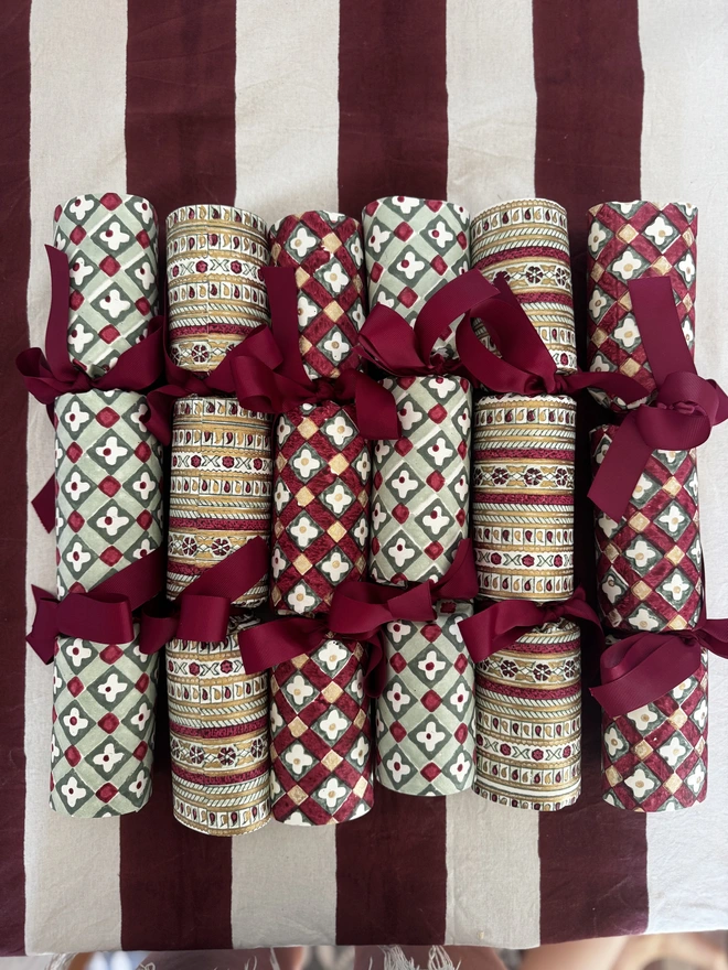 Mixed festive Christmas crackers, fillable 