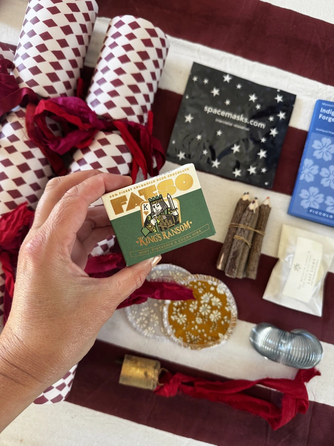 Mixed festive Christmas crackers, fillable 