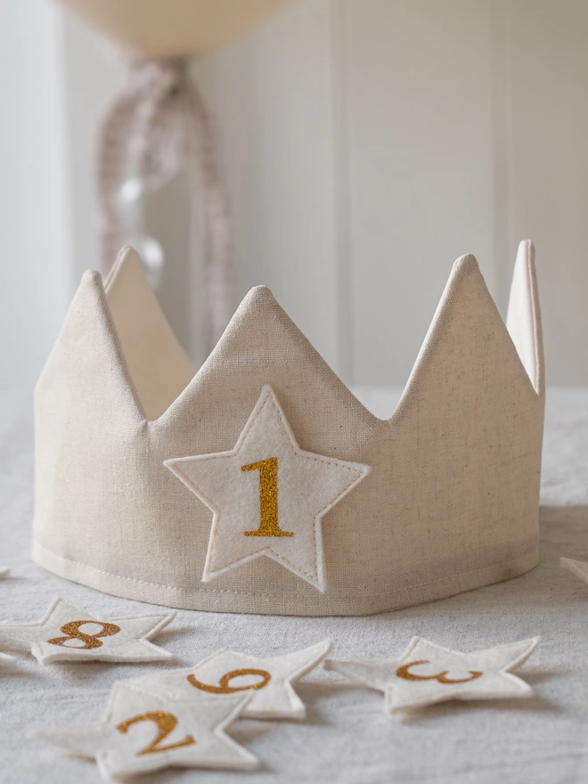 Fabric crown with removable numbers