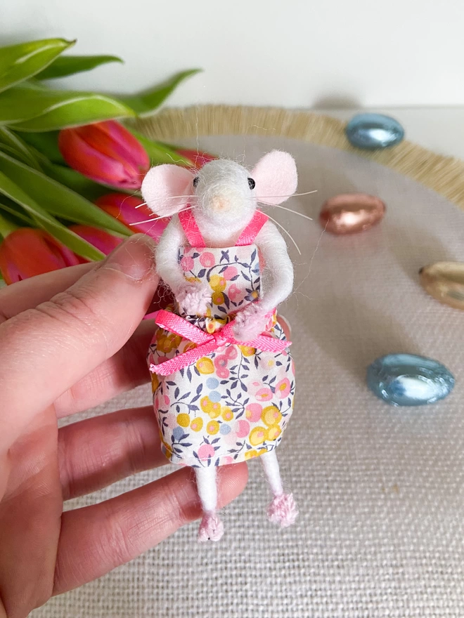 Spring felt mouse decoration